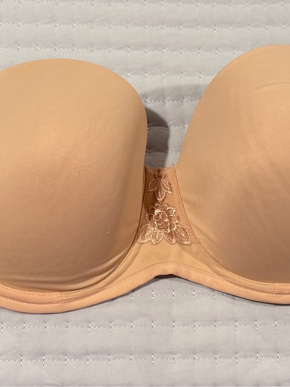 Vanity Fair Peach Strapless Molded Bra with Lace Accent. Underwire.